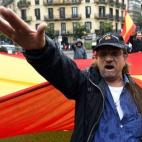Un participante en una manifestación contra el 9N en Barcelona realiza el saludo franquista.