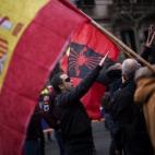 Fascistas realizan el saludo al himno de Franco durante una manifestación antiindependentista en Barcelona contra el 9N.