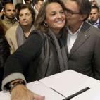 El presidente de la Generalitat, Artur Mas, besa a su sposa, Helena Rakosnik en la Scola Pia de Balmes.