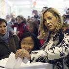 La vicepresidenta de la Generalitat, Joana Ortega, deposita su voto en el colegio Sagrada Familia de Barcelona.