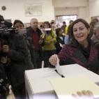 La presidenta de la Asemblea Nacional de Catalunya (ANC), Carme Forcadell, deposita su papeleta.