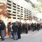 Colas para votar en un instituto de educación secundaria de Sabadell.