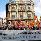 Asistentes al acto unitario en solidaridad con Cataluña y en favor del derecho a decidir , convocado por los partidos EH Bildu y Geroa Bai, y los sindicatos LAB, ELA, EHNE, CGT, STEE-EILAS y ESK , celebrado en la Plaza del Ayuntamiento de Pamplona.