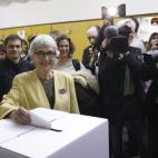 La presidenta de Òmnium Cultural Muriel Casals, deposita su voto.