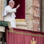 El papa se dirige a los fieles desde el balcón del Vaticano. (Foto de Giulio Origlia/Getty Images)