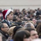 Los fieles católicos escuchan al papa Francisco en el Vaticano. (AP Photo/Alessandra Tarantino)