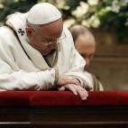 El papa Francisco se arrodilla durante la Misa del Gallo en el Vaticano. (AP Photo/Gregorio Borgia)
