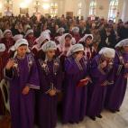 Fieles cristianos acuden a misa en la Iglesia Anglicana de Bagdad. (AP Photo/Karim Kadim)