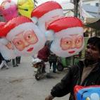 Un hombre vende globos de Papá Noel en Lahore, Pakistán. (AP Photo/K.M. Chaudary)