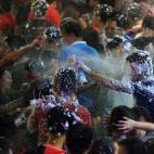 La gente se tira spray por Navidad en Singapur (Photo by Suhaimi Abdullah/Getty Images)