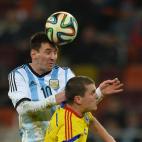 Lionel Messi pelea el balón con Cristian Bourceanu en el juego de preparación entre Argentina y Rumania el pasado 5 de marzo de 2014.