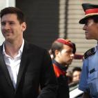 El futbolista del Barcelona, Lionel Messi, izquierda, llega a un tribunal para testificar en un caso de evasión contributiva el viernes, 27 de septiembre de 2013, cerca de Barcelona. (AP Photo/Paco Serinelli)