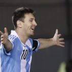 Lionel Messi festeja tras marcar un gol para Argentina en la victoria 5-2 ante Paraguay por las eliminatorias del Mundial en Asunción, Paraguay, el martes 10 de septiembre de 2013. (AP Foto/Jorge Saenz)