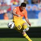 Barcelona's Argentinian forward Lionel Messi kicks the ball during the Spanish league football match Atletico de Madrid vs Barcelona on May 12, 2013 at Vicente Calderon stadium in Madrid. AFP PHOTO/ PIERRE-PHILIPPE MARCOU (Photo credit sh...