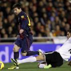 Barcelona's Lionel Messi from Argentina, left, duels for the ball with Valencia's Victor Ruiz, during their La Liga soccer match at the Mestalla stadium in Valencia, Spain, Sunday, Feb. 3, 2013. (AP Photo/Alberto Saiz)