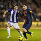 VALLADOLID, SPAIN - DECEMBER 22: Lionel Messi (R) of Barcelona fights for the ball with Victor Perez of Valladolid at Jose Zorrilla on December 22, 2012 in Valladolid, Spain. (Photo by Victor Fraile/Getty Images)