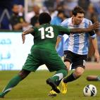 Saudi Arabia's Motaz al-Musa (L) challenges Argentina's forward Lionel Messi during their friendly football match at King Fahd stadium in the Saudi capital Riyadh on November 14, 2012. The match ended in a goalless draw. AFP PHOTO/FAYEZ NURELDIN...