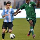 Argentina's Lionel Messi (L) challenges Saudi Arabia's Osama Hawsawi during their friendly football match at King Fahd stadium in the Saudi capital Riyadh on November 14, 2012. The match ended in a goalless draw. AFP PHOTO/FAYEZ NURELDINE ...
