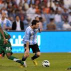 Saudi Arabia's players challenge Argentina's forward Lionel Messi (C) during their friendly football match at King Fahd stadium in the Saudi capital Riyadh on November 14, 2012. The match ended in a goalless draw. AFP PHOTO/FAYEZ NURELDINE ...