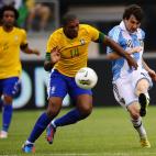 Argentinian soccer player Lionel Messi (r) scores his third third goal past Brazil's Juan during a friendly match at the MetLife Stadium in East Rutherford, New Jersey, ON June 9, 2012. Argentina won 4-3. AFP PHOTO/Mehdi Taamallah (Pho...