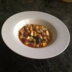Los ingredientes necesarios son: Garbanzos Espinacas frescas Chorizo Huevo cocido Consulta la receta completa en CookPad