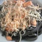 Los ingredientes necesarios son: Spaguettis di-seppia Txaka Gulas Salmón Consulta la receta completa en CookPad
