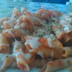 Los ingredientes necesarios son: Macarrones Chorizo Tomate triturado Consulta la receta completa en CookPad