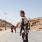 Una joven yazidí con un fusil de asalto para proteger a su familia contra ISIS. 