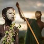 Un niño de la tribu nómada Suri en Etiopía con la pintura facial y corporal tradicional. 