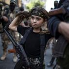 Una niña palestina con un fusil Kalashnikov entre los combatientes de la Yihad islámica en Gaza. 
