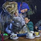 La mujer sirve té a sus hijos en la península de Yamal, noroeste de Siberia, Rusia. 
