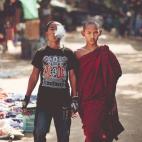 Un monje con su hermano.