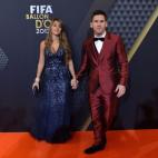 El futbolista apareció en la gala del Balón de Oro con este diseño rojo y casi se llevó más atención que el ganador, Cristiano Ronaldo, y sus lágrimas.