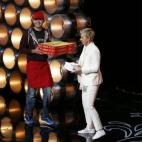 Esa fue la propina para este chaval por llevar tres pizzas a la gala de los Oscars. Todo, dentro del sombrero de Pharrell. Y todos juran y perjuran que nada estaba preparado.