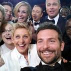 Ellen DeGeneres le prestó su móvil a Bradley Cooper... y él sacó la foto más famosa del mundo. La presentadora la tuiteó y el selfie con Jennifer Lawrence, Brad Pitt, Meryl Streep o Julia Roberts fue lo más retuiteado del año y de la his...