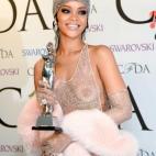 El diseño prácticamente transparente que vistió la cantante Rihanna en los premios CFDA dejó a todos boquiabiertos. Y logró más de una divertida imitación.