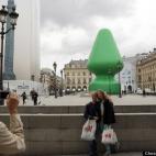 El árbol de Navidad hinchable que adornó la Place Vendôme de París no dejaba de tener cierto aire a juguete anal. No duró ni 24 horas.