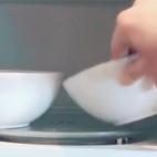Adem&aacute;s de los dos boles, hay que meter una taza. Su funci&oacute;n es calentar a dos alturas. Un bol en el plato giratorio y otro, sobre la taza.