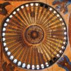 La basílica de Santa Sofía es probablemente el mayor icono de la ciudad turca de Estambul, una de las joyas de Oriente Medio más conocidas por los viajeros europeos. En realidad, su nombre no proviene de la santa Sofía, sino de la palabra so...