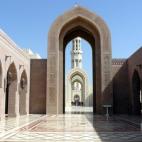 Esta enorme mezquita es la más grande e importante de todo el Sultanato de Omán y tiene importantes elementos decorativos. Las cifras son una auténtica locura: la alfombra principal cuenta con 1.700 millones de nudos, tardó cuatro años en t...