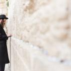 Este muro, perteneciente al antiguo Templo de Jerusalén, es uno de los lugares más sagrados de la religión judía. Se construyó hace ya más de 2.000 años y aún a día de hoy es uno de los lugares más visitados de todo Israel, tanto por j...
