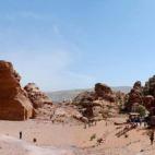 Es una de las nuevas siete maravillas del mundo moderno. Esta ciudad antigua, era la capital del reino nabateo. Los restos más importantes de Petra son sus construcciones excavadas en la misma roca del valle, en particular dos edificios el Khaz...