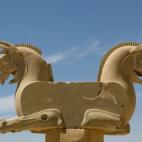 El nombre de Persépolis significa 'ciudad persa'. Este lugar es la cuna de la cultura persa. Con más de 3.000 años de historia, sus ruinas aún hoy expresan su grandeza. Situada a 70 km de la bella Shiraz, muchos historiadores apuntan a Aleja...