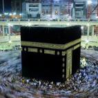 La Kaaba es una construcción con forma de cubo que representa el lugar más sagrado del Islam. Situado en la ciudad de La Meca, en la región del Hiyaz, es el punto de peregrinaje esencial para la fe de los musulmanes. Ver más fotos de La Meca