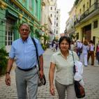 El delegado de las FARC, Ricardo Téllez y Sandra Ramírez, viuda de Manuel Marulanda, alias 'Tirofijo' caminan por una calle de La Habana, Cuba.