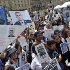 Familiares de secuestrados, desaparecidos y reclutados forzosos de las FARC participan en una protesta días antes del inicio del proceso de paz colombiano en Oslo, Noruega.