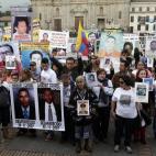 Decenas de familiares de víctimas en la plaza Bolívar piden que se les tenga en cuenta en el proceso de paz que instalarán el gobierno y la guerrilla de las FARC.
