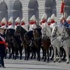 El rey, en su primera celebración de la Pascua Militar, ha recuperado el vistoso protocolo castrense de este acto que tiene lugar en el Palacio Real, al pasar revista a una formación de la Guardia Real en el Patio de la Armería, donde ha sona...
