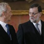 El presidente del Gobierno, Mariano Rajoy, conversa con el ministro de Defensa, Pedro Morenés, durante la celebración de la Pascua Militar, en la Sala del Trono del Palacio Real y que fue presidida por el Rey Felipe VI.