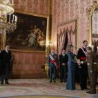 Felipe VI, que preside por vez primera, acompañado de doña Letizia, la celebración de la Pascua Militar, a la que asisten representantes de las instituciones del Estado, los tres Ejércitos y la Guardia Civil, saluda a los invitados al acto c...